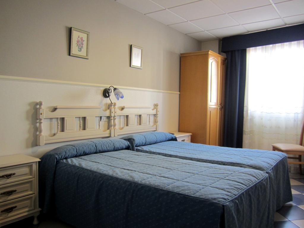 Hostal Linares Ribadeo Habitación foto